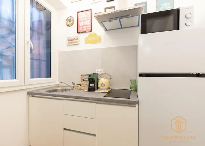 Imperium Luxury - 100mt To Metro A, 5 Min To Center, Pvt Bathroom, A-c Guest house